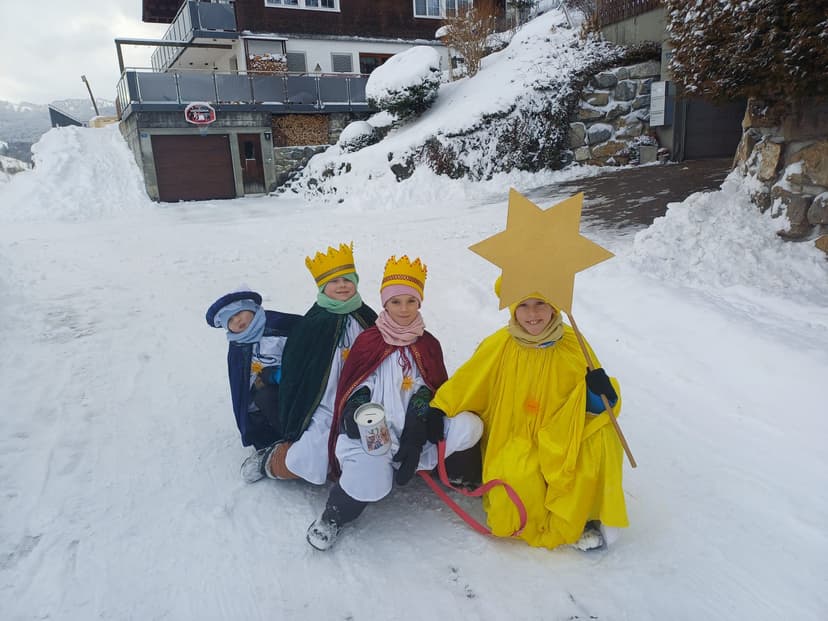 Auch in diesem Jahr waren wieder zahlreiche Kinder aus den Pfarreien Ebnat-Kappel, Neu St. Johann, Stein und Alt St. Johann bereit, an der Aktion Sternsingen teilzunehmen. In der heutigen Zeit ist dies keine Selbstverständlichkeit mehr – umso wertvoller ist es, dass dieser schöne Brauch weiterlebt.  Als Sternsingerinnen und Sternsinger zogen die Kinder von Haus zu Haus, brachten Segenswünsche, sangen Lieder, sammelten Spenden für bedürftige Kinder und hinterliessen an den Türen das Kreidezeichen C+M+B mit der Jahreszahl.   Ein herzliches Dankeschön an alle Kinder, Begleitpersonen und Unterstützenden, die zum Gelingen dieser Aktion beigetragen haben. Toll habt ihr das gemacht!